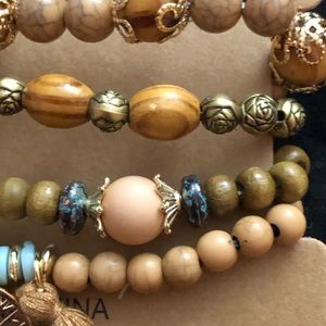 Pretty set of 4 bracelets